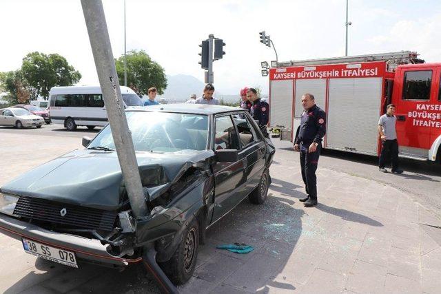 Halk Otobüsü, 3 Otomobile Çarptı: 6 Yaralı