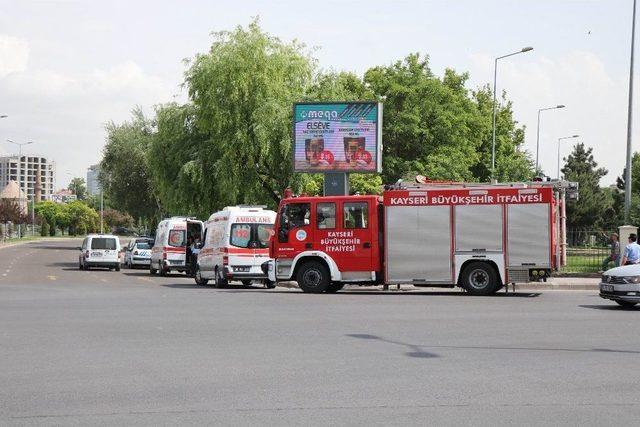 Halk Otobüsü, 3 Otomobile Çarptı: 6 Yaralı