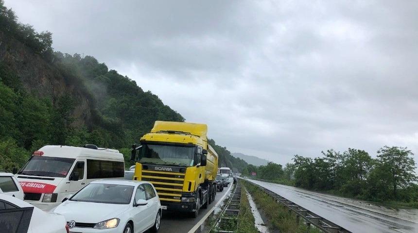 Karadeniz Sahil Yolu&rsquo;nda Şiddetli Yağış Ve Heyelan Ulaşımı Durdurdu