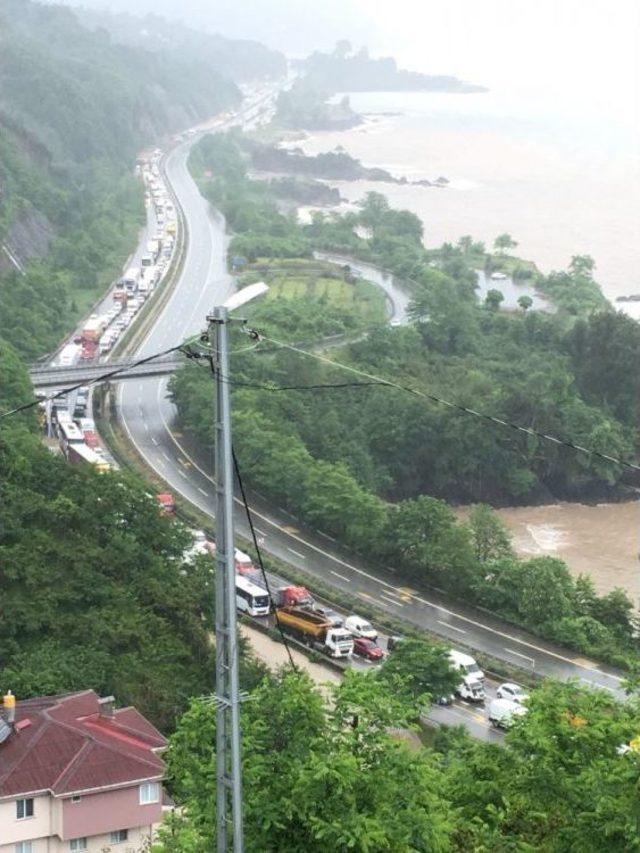 Karadeniz Sahil Yolu’nda Şiddetli Yağış Ve Heyelan Ulaşımı Durdurdu