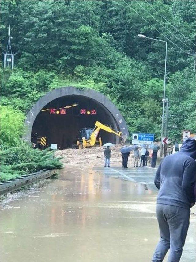 Karadeniz Sahil Yolu’nda Şiddetli Yağış Ve Heyelan Ulaşımı Durdurdu