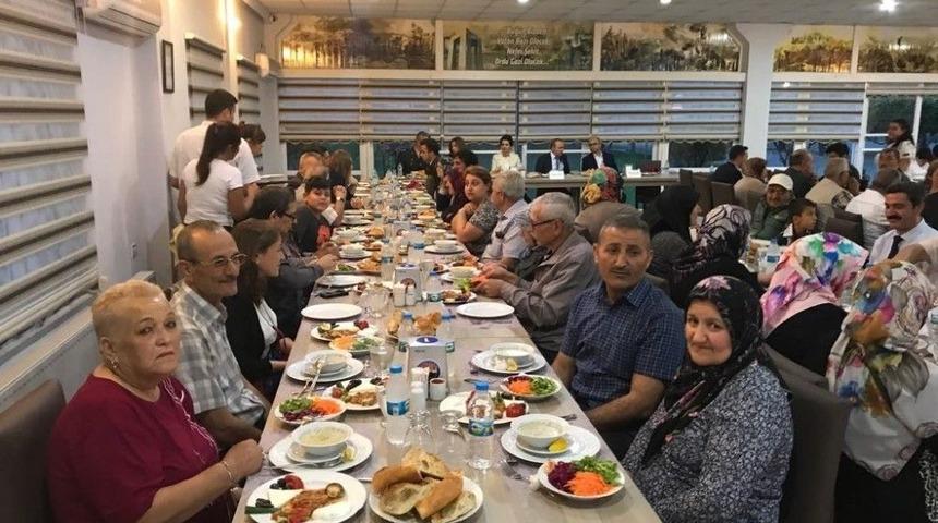 Burhaniye&rsquo;de Kaymakam &Ouml;ner Şehit Ailelerine İftar Yemeği Verdi