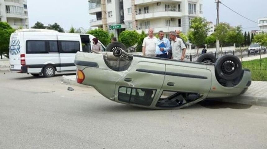 &Ouml;ğrenci Servisiyle &Ccedil;arpışan Otomobil Takla Attı: 1 Yaralı