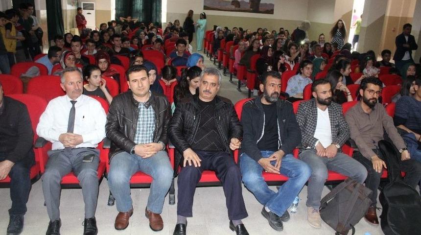 &Ouml;ğrenciler İngilizce Şarkı S&ouml;yleyerek Yarıştı