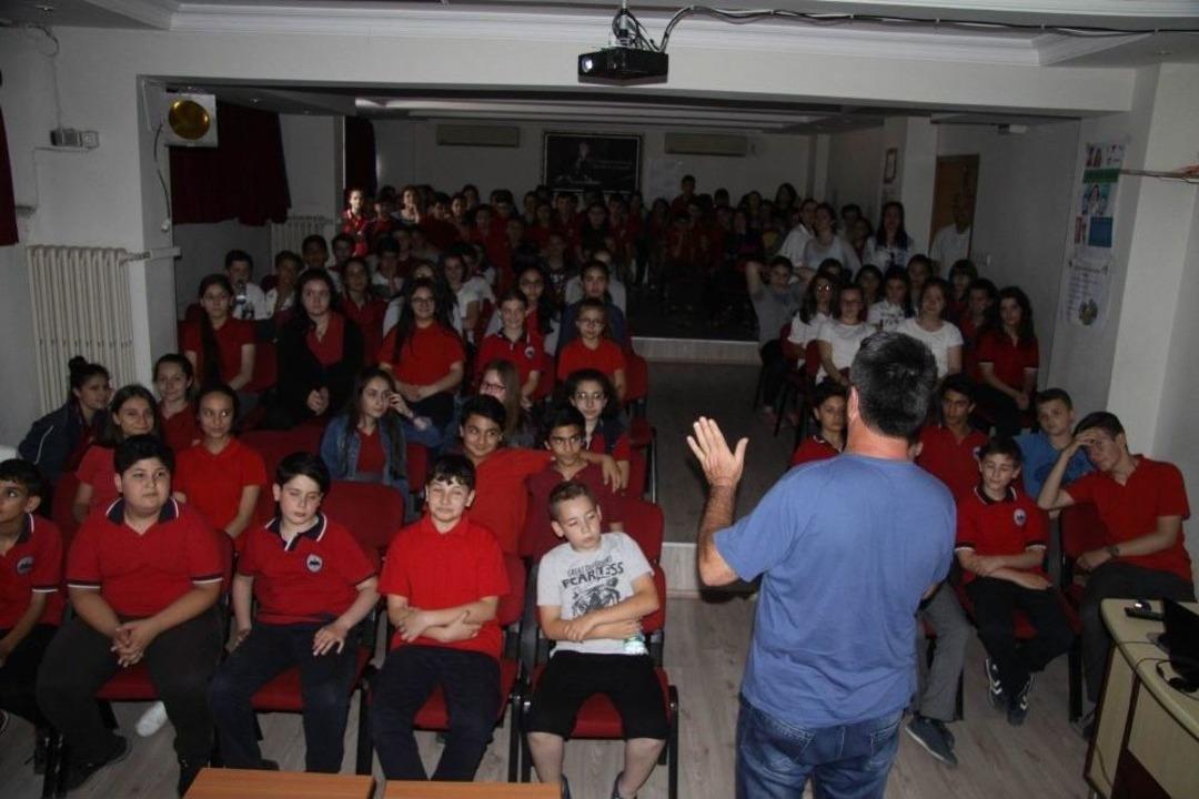 (&ouml;zel) Sinema Ve Dizi Oyuncusu, Sokak Hayvanları İ&ccedil;in T&uuml;rkiye&rsquo;yi Karış Karış Geziyor