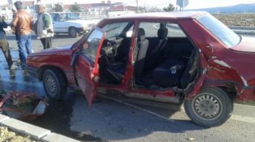 Tekirdağ&rsquo;da Minib&uuml;s İle Otomobil &Ccedil;arpıştı: 3 Yaralı