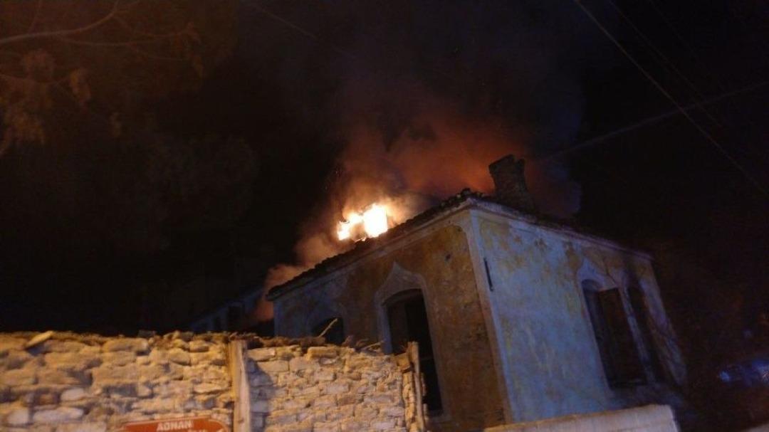 Sezen Aksu&rsquo;nun Doğup B&uuml;y&uuml;d&uuml;ğ&uuml; Sokakta Yangın