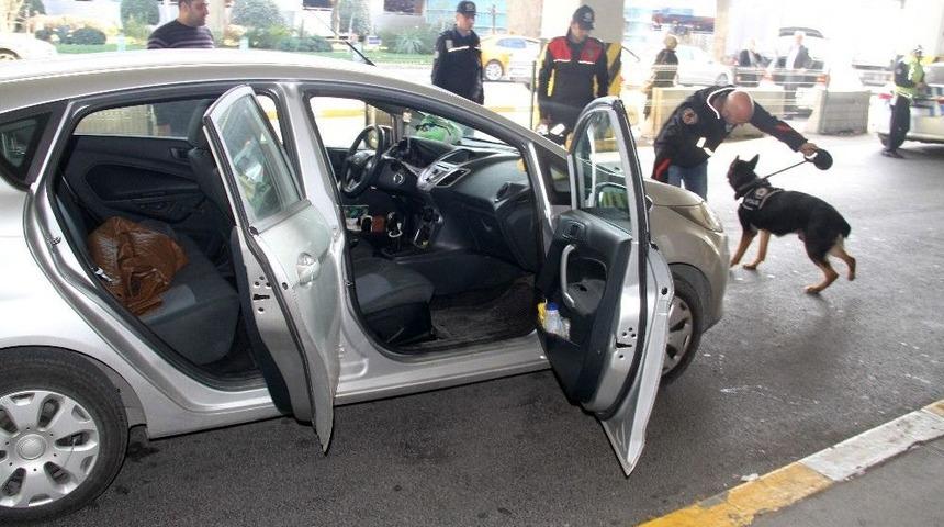 Bir Aracın Bagajından &Ccedil;ıkan Balta Polisi Bile Şaşırttı