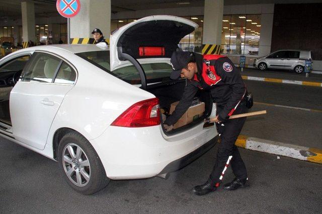 Bir Aracın Bagajından Çıkan Balta Polisi Bile Şaşırttı