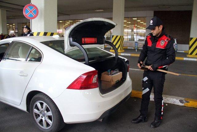 Bir Aracın Bagajından Çıkan Balta Polisi Bile Şaşırttı