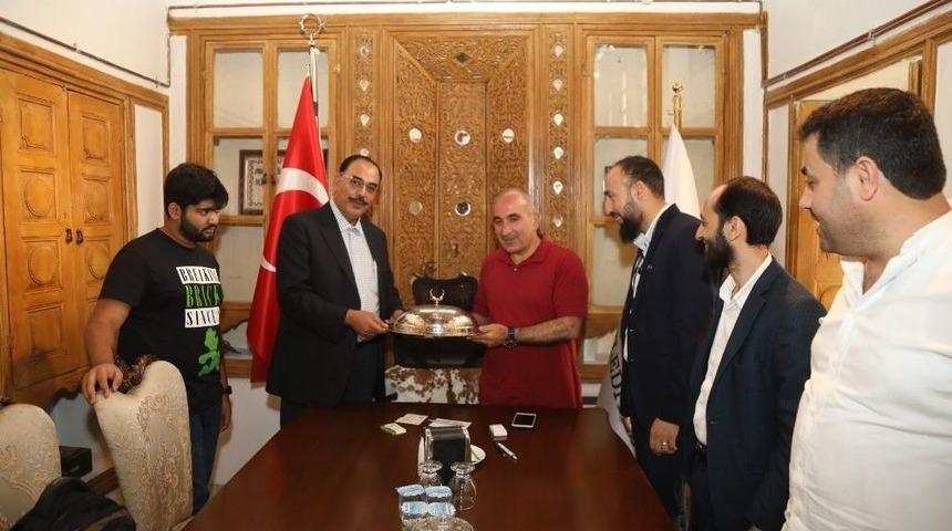 Pakistan Senat&ouml;r&uuml; Mamood Meslek Zenginleştirme Merkezini Gezdi