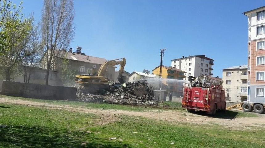 Muş’ta Metruk Binaların Yıkımı Devam Ediyor