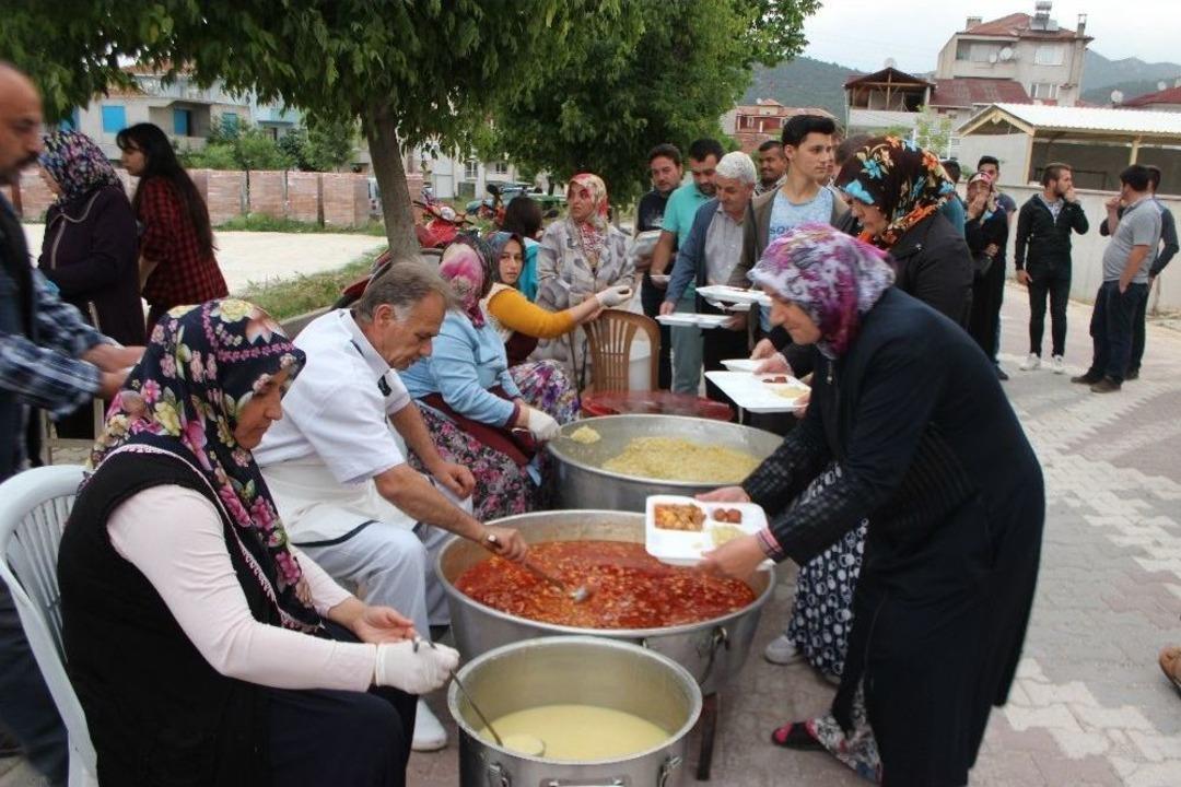Belediye Başkanı Şahin, İn&ouml;n&uuml; Mahallesi Sakinleriyle İftar Sofrasında Bir Araya Geldi