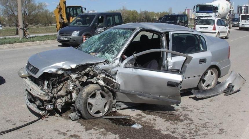 Tır İle Otomobil &Ccedil;arpıştı: 1 Yaralı