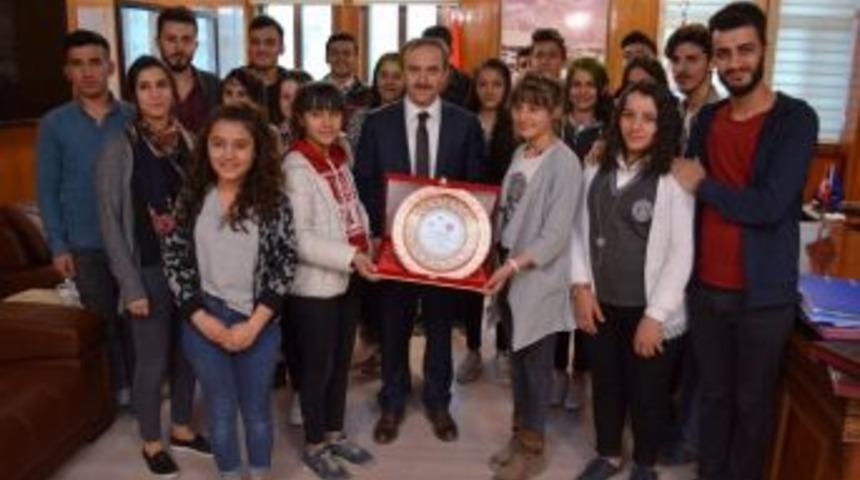 Tiyatro Topluluğundan Başkan Epcim&rsquo;e Plaket