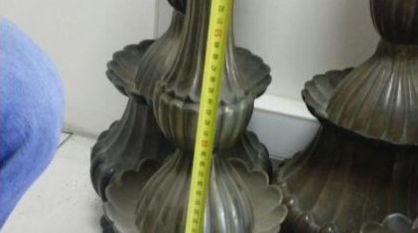 Camiden &Ccedil;alınan Tarihi Şamdanlar Ele Ge&ccedil;irildi Ancak Kıyaslanacak Fotoğraf Bulunamadı