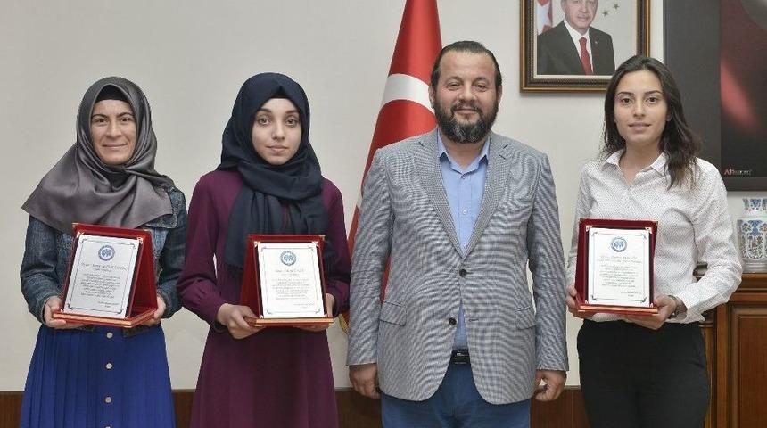 Rekt&ouml;r Akg&uuml;l&rsquo;den &Ouml;ğrenci Topluluklarına Tebrik