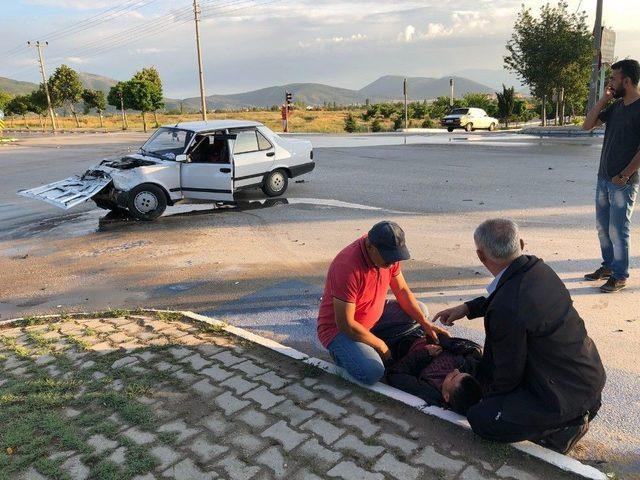 Isparta’da Otomobille Minibüs Çarpıştı