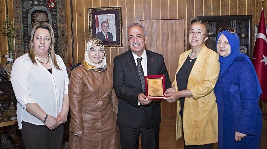 Annelerden Rekt&ouml;r &Ccedil;omaklı&rsquo;ya Teşekk&uuml;r