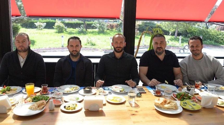 Atiker Konyaspor Teknik Heyeti Ve Oyuncuları Kahvaltıda Bir Araya Geldi