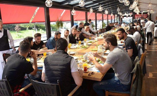 Atiker Konyaspor Teknik Heyeti Ve Oyuncuları Kahvaltıda Bir Araya Geldi 1