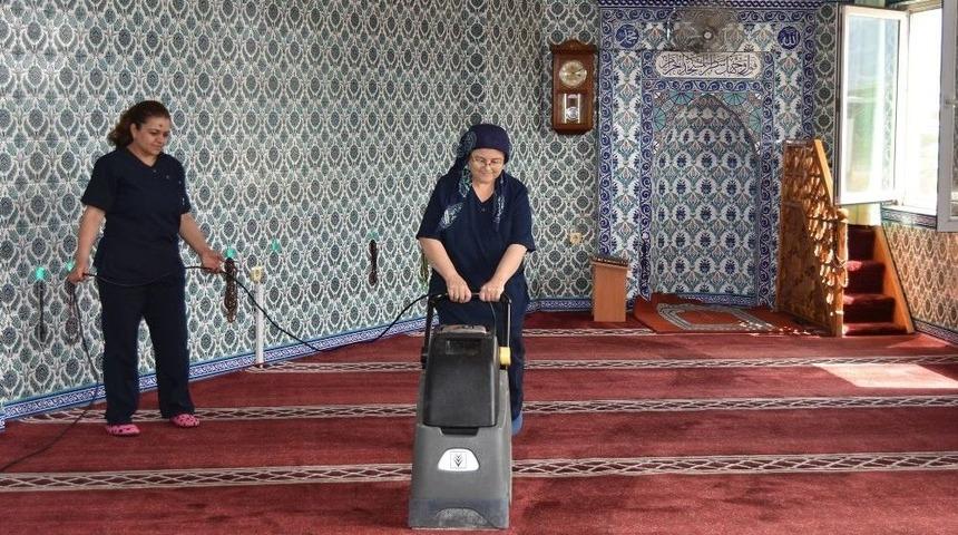 Salihli&rsquo;de Camiler Bayrama Hazırlanıyor