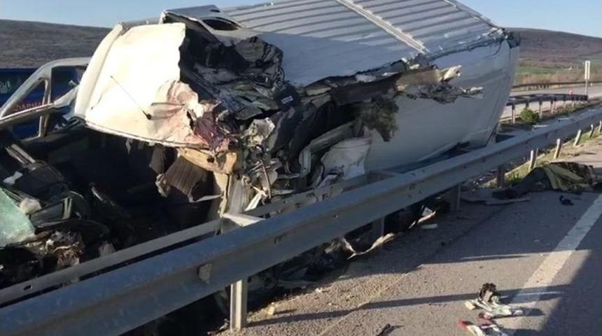 Kontrolden &Ccedil;ıkan Ticari Ara&ccedil; Bariyerlere &Ccedil;arptı: 1 &Ouml;l&uuml;, 1 Yaralı