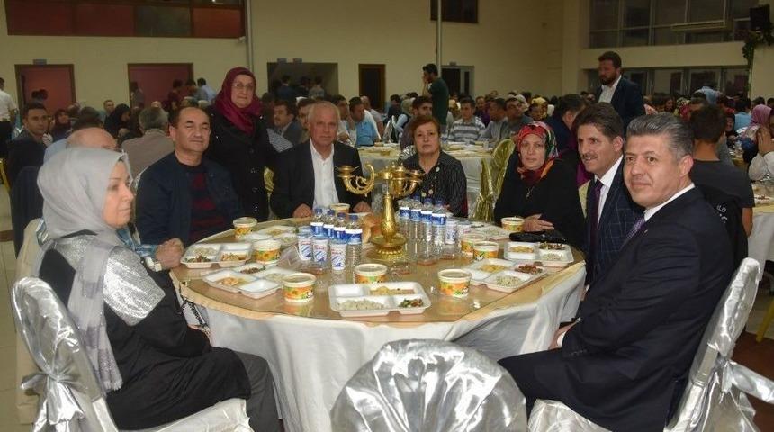 Ak Parti&rsquo;li &Ouml;zkan, Yetim Dostlarıyla İftarda Buluştu