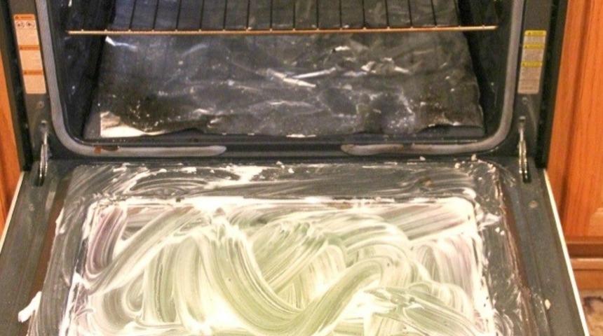 Fırın Kapağınızın İ&ccedil;ini Nasıl Temizlersiniz ?