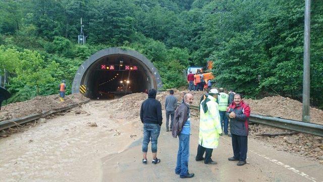 Şiddetli Yağmur Ve Heyelan Sonrası Tek Yönden Ulaşıma Kapanan Karadeniz Sahil Yolu Ulaşıma Açıldı