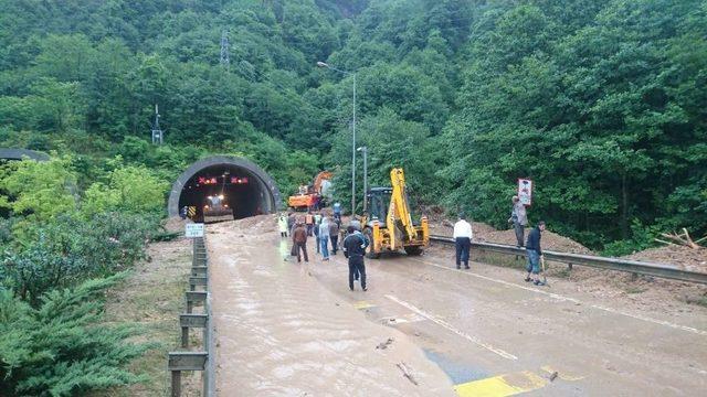 Şiddetli Yağmur Ve Heyelan Sonrası Tek Yönden Ulaşıma Kapanan Karadeniz Sahil Yolu Ulaşıma Açıldı