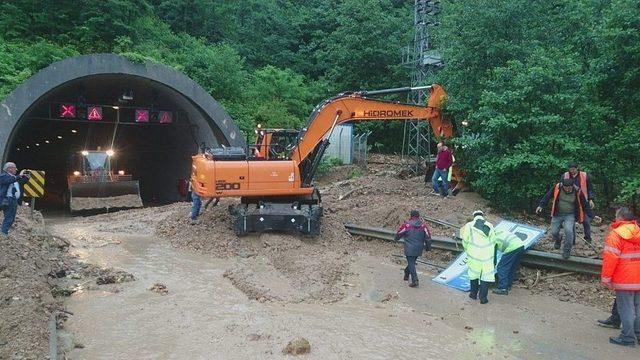 Şiddetli Yağmur Ve Heyelan Sonrası Tek Yönden Ulaşıma Kapanan Karadeniz Sahil Yolu Ulaşıma Açıldı