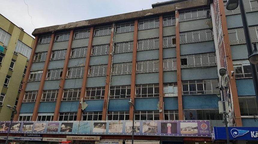 Eski Belediye Binası Tehlike Arz Ediyor