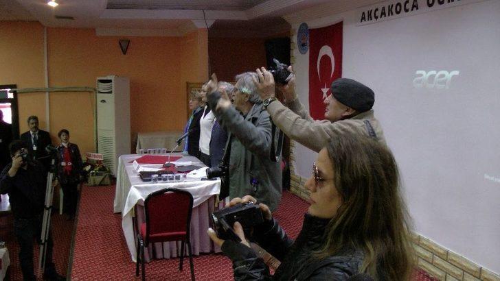 Chp İlçe Kongresinde İstiklal Marşı Çalınamayınca, Yerel Gazeteci, Boynunda Fotoğraf Makinesiyle Marşı Söyletti G4