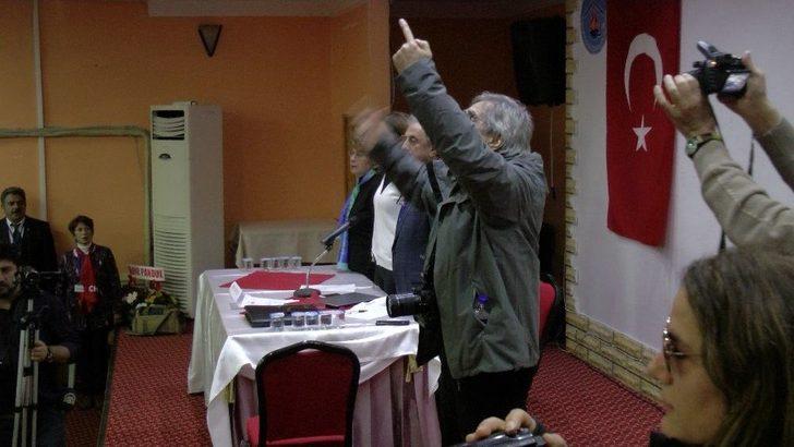 Chp İlçe Kongresinde İstiklal Marşı Çalınamayınca, Yerel Gazeteci, Boynunda Fotoğraf Makinesiyle Marşı Söyletti G5