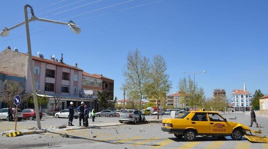 Karaman&rsquo;da Otomobiller &Ccedil;arpıştı: 2 Yaralı