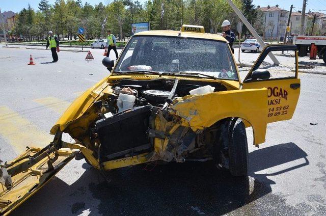 Karaman’da Otomobiller Çarpıştı: 2 Yaralı