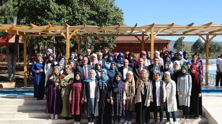 Başkan Kara Kız İmam Hatip Lisesi &Ouml;ğrencileri İle Bir Araya Geldi