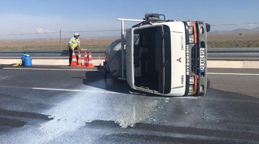 Karaman’da Devrilen Kamyonetteki Süt Yola Döküldü