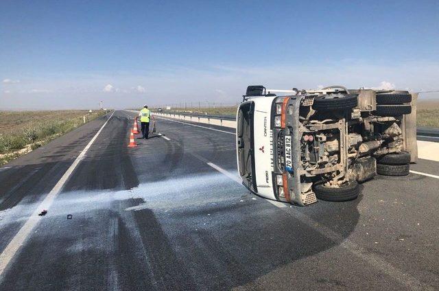 Karaman’da Devrilen Kamyonetteki Süt Yola Döküldü