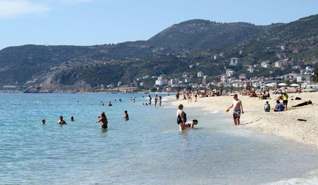 Doğuda Kar Alanya&rsquo;da Deniz Keyfi