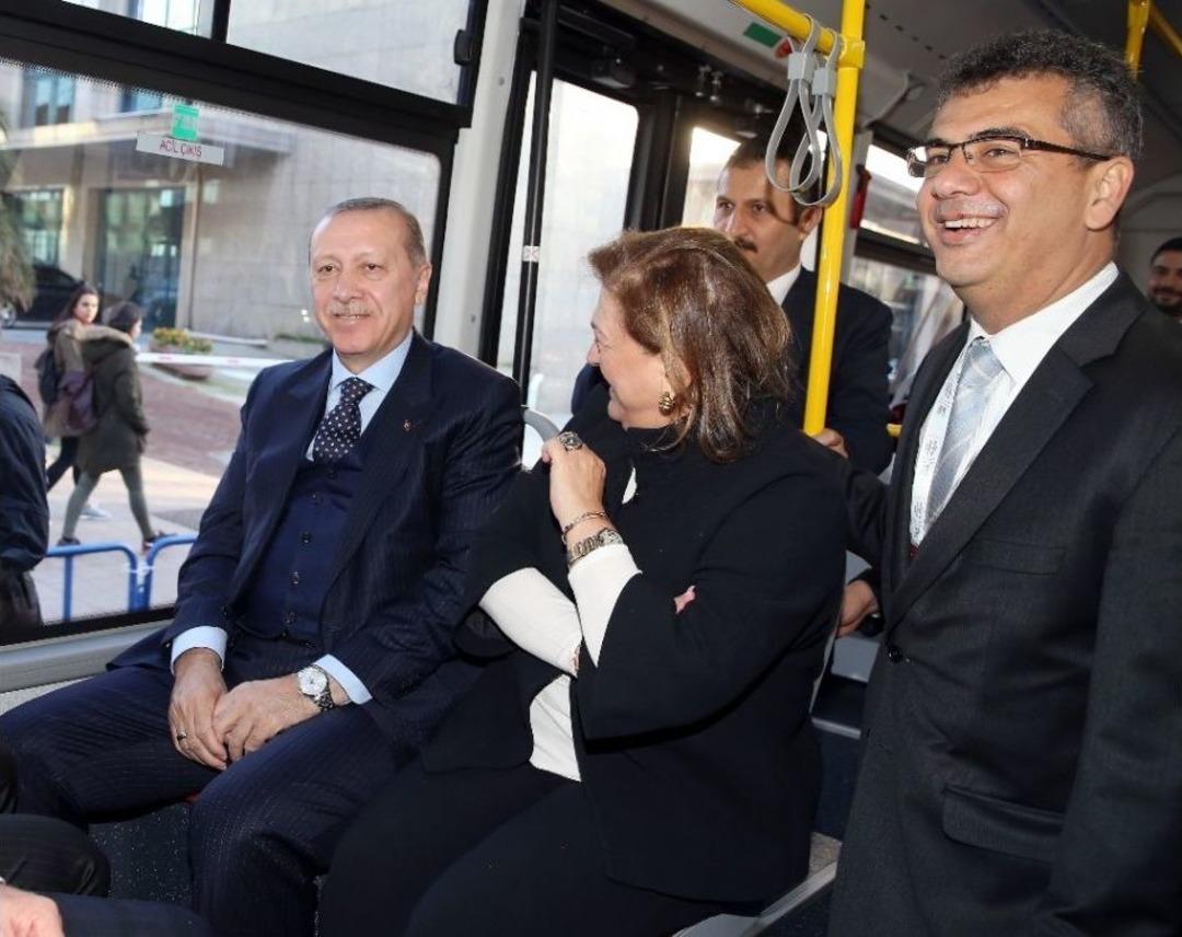 Cumhurbaşkanı Erdoğan Elektrikli Otob&uuml;sle Mabeyn K&ouml;şk&uuml;&rsquo;ne Gitti