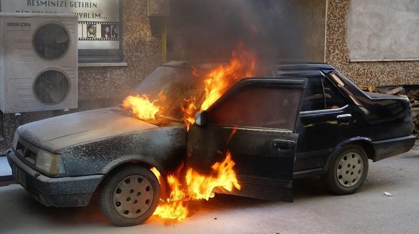 Kornası Takılan Park Halindeki Ara&ccedil;, Alev Aldı