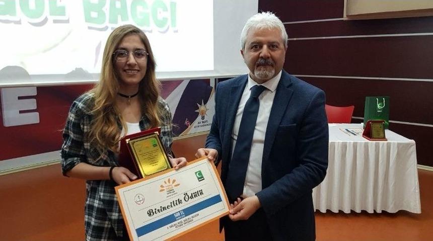 Yarışmada Birinci Olan &Ouml;ğrenciler &Ouml;d&uuml;llendirildi