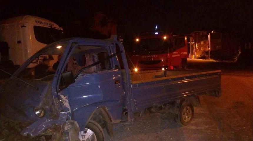 Alaplı&rsquo;da Kamyonet Park Halinde Tır Dorsesine &Ccedil;arptı:1 Yaralı
