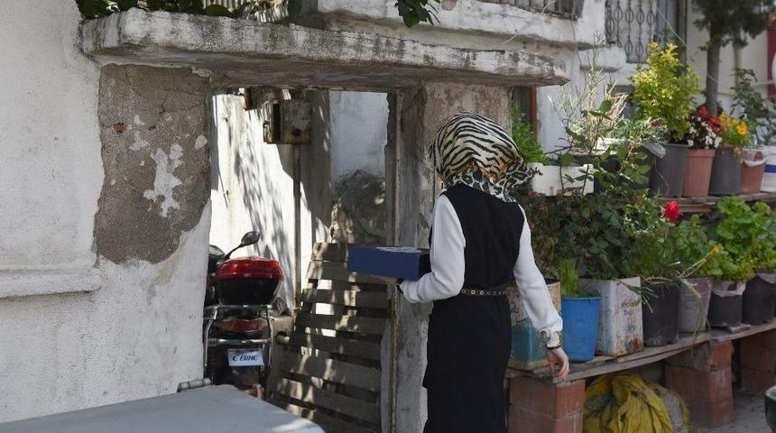 Karesi&rsquo;de G&ouml;n&uuml;l Sofraları Evlerde Kuruluyor