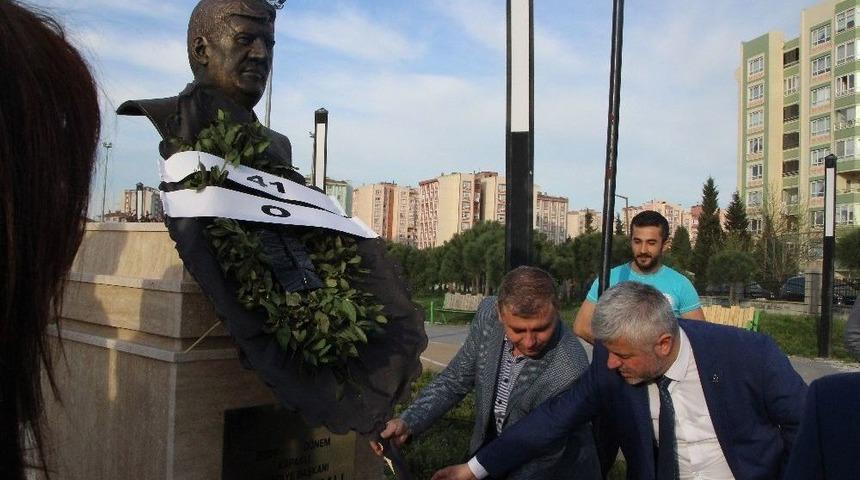 B&uuml;st&uuml;n&uuml; Diken Chp&rsquo;li Belediye Başkanına Siyah &Ccedil;elenkli Tepki