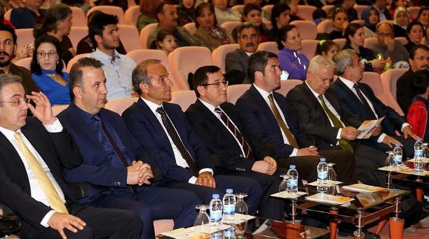 &Uuml;niversitede T&uuml;rk&uuml; Gecesi