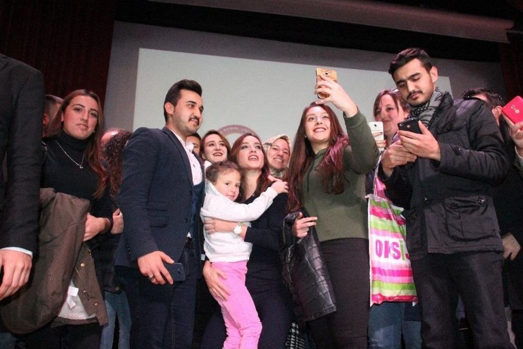 Gazeteci Nazlı &Ccedil;elik, Hatay&rsquo;da &Uuml;niversiteli &Ouml;ğrencilerle Bir Araya Geldi