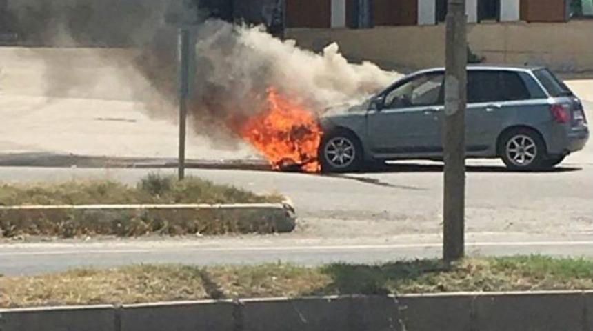 Seyir Halindeki Otomobil Alev Alarak Yandı